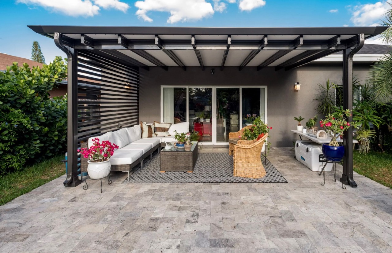 Aluminium pergola with outdoor living space - Austin TX