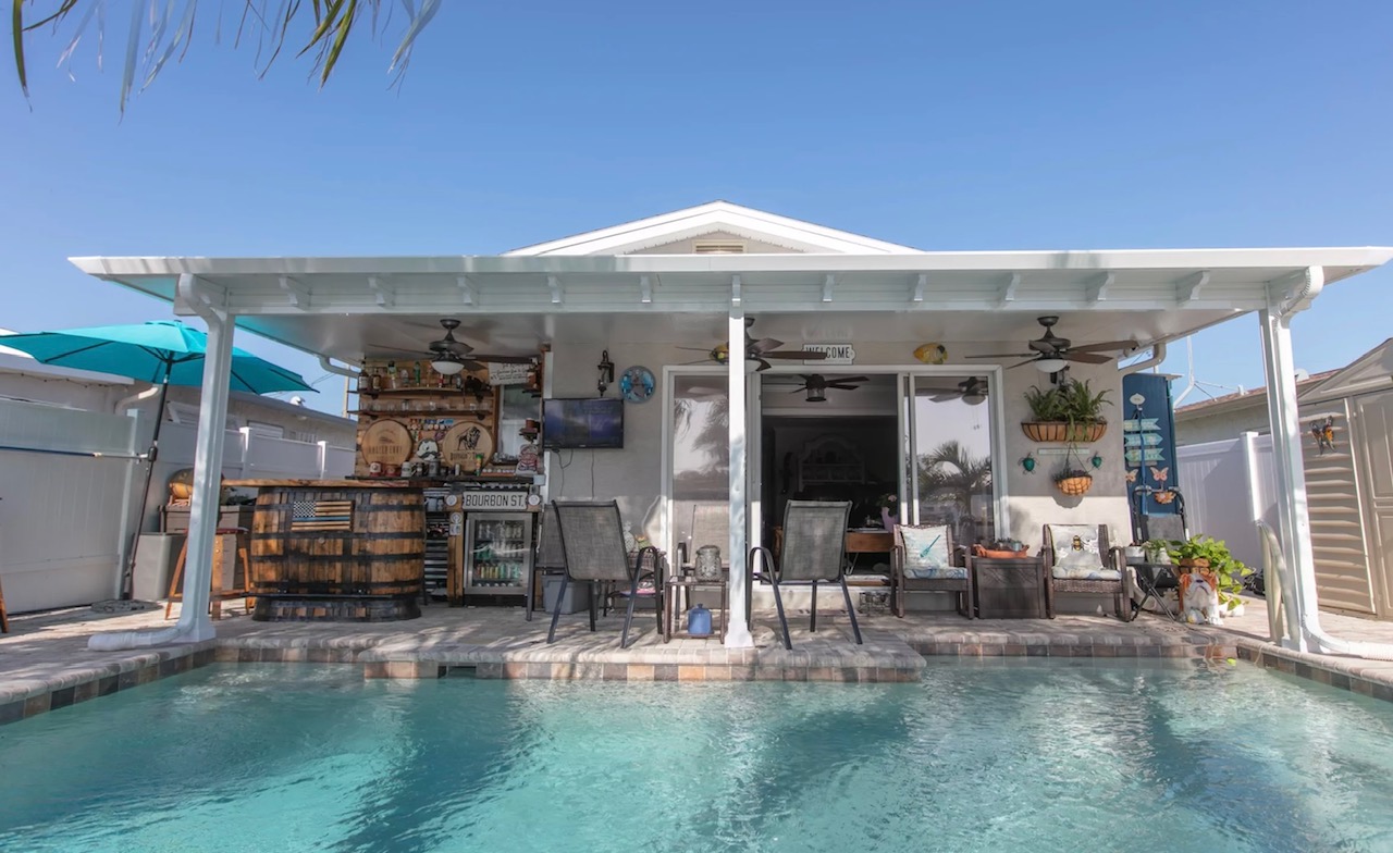 Covered patio with outdoor bar area - Austin TX