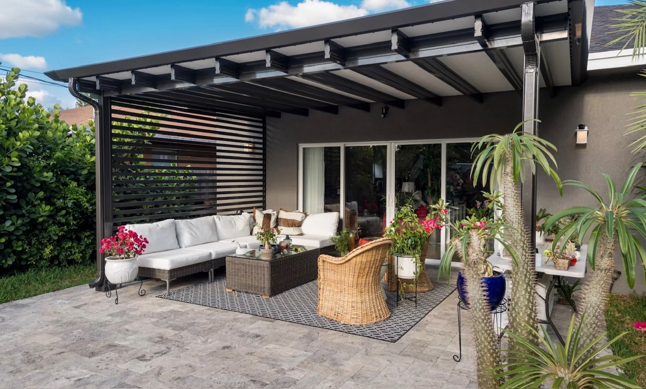 Modern aluminium patio cover with louvered screen - Austin TX